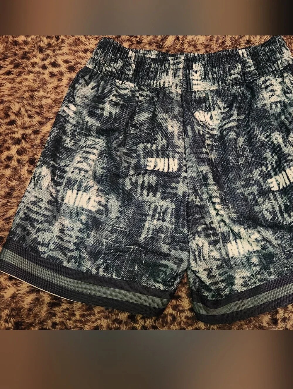 NWT Nike Boys Dri-FIT Elite Basketball Shorts Small Grey All Over Nike Logo